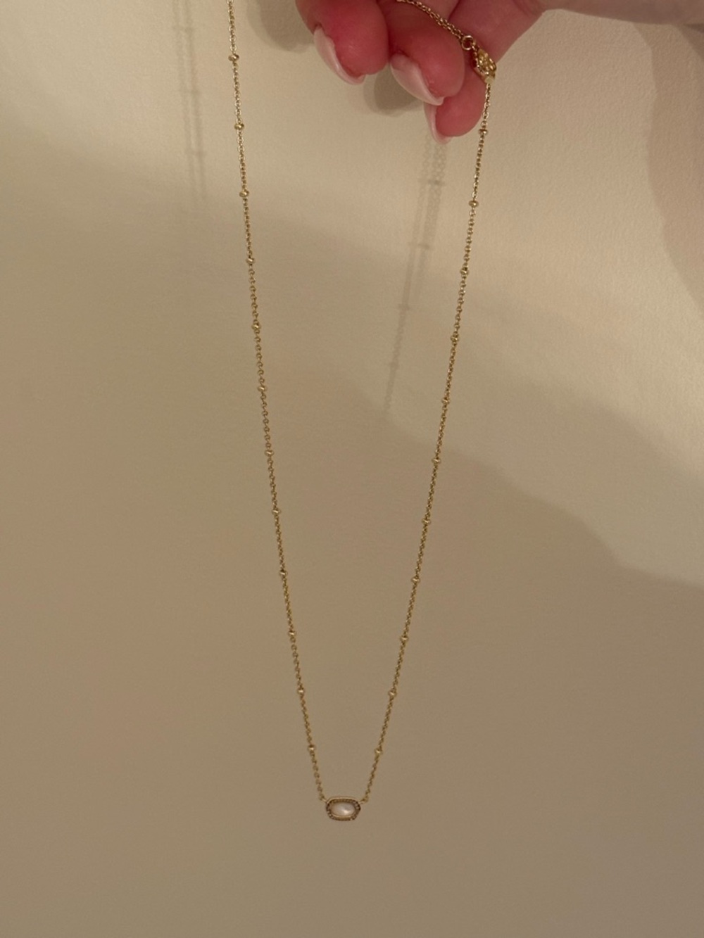 Kendra Scott Mini Elisa Gold Satellite Short Pendant Necklace in Ivory - Picture 2 of 5